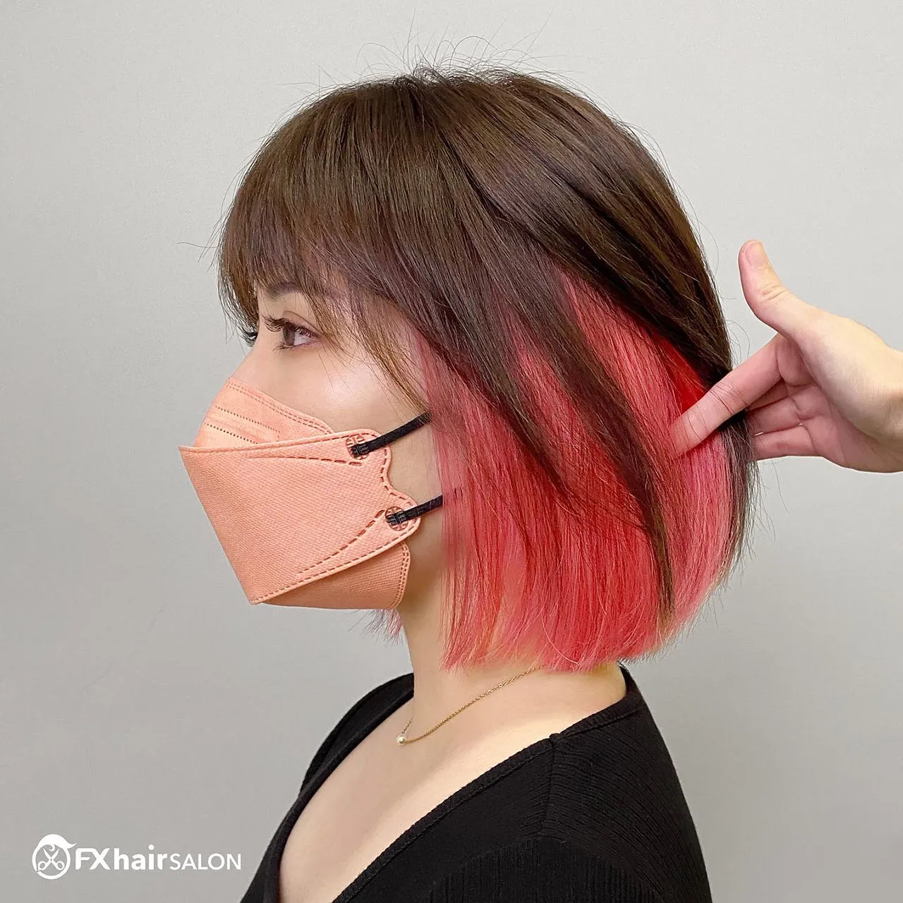 短髮搭配粉紅色內層染