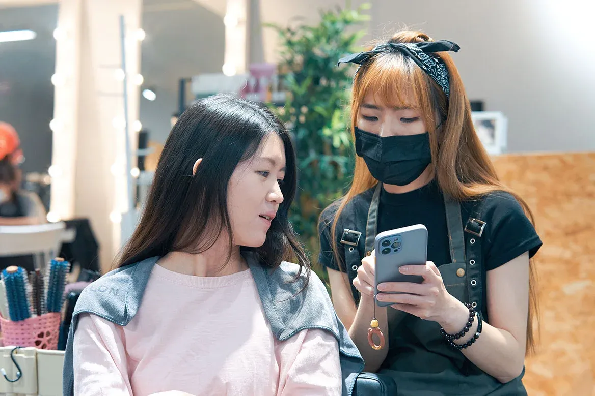 設計師與模特兒討論木馬捲造型