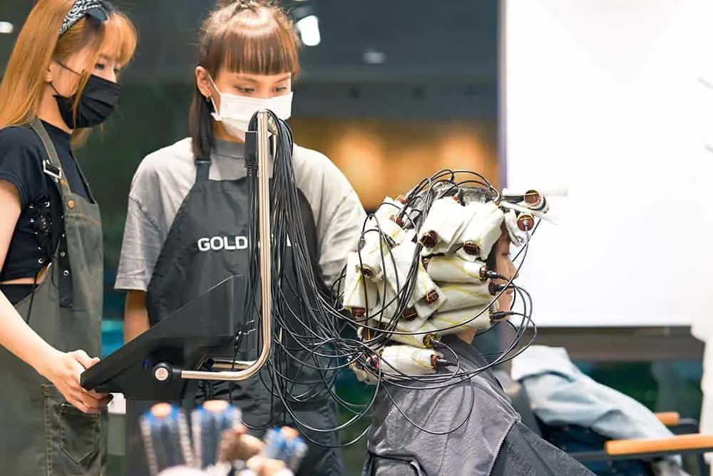 設計師檢查捲子排列與加熱狀態